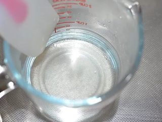 1、老街煎堆,细砂糖放入开水中搅拌至溶化