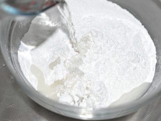 2、老街煎堆,将糖开水加入到糯米粉中