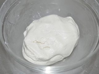 4、老街煎堆,稍微放凉后用手揉成光滑的团