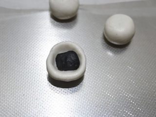 7、老街煎堆,揉圆后中间放入黑芝麻馅包起来收口捏紧