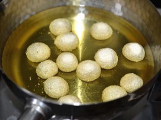 10、老街煎堆,小火中倒油，油3成热时放入麻球，用中小火炸