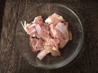 1、咖喱鸡肉土豆焗饭,鸡腿洗净去骨切成小块