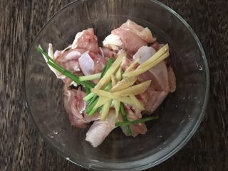 2、咖喱鸡肉土豆焗饭,加入葱姜丝