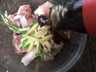 3、咖喱鸡肉土豆焗饭,加一点蚝油、一点黄酒、一点点生抽腌制20分钟左右