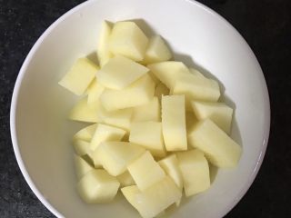 4、咖喱鸡肉土豆焗饭,土豆去皮切成小块用清水浸泡一会儿去除多余淀粉