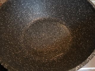 5、咖喱鸡肉土豆焗饭,锅中倒入适量食用油