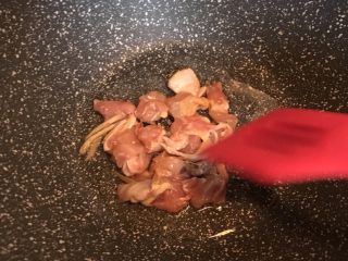 6、咖喱鸡肉土豆焗饭,倒入鸡肉翻炒至变色