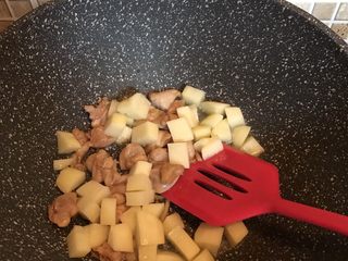 7、咖喱鸡肉土豆焗饭,加入土豆块继续翻炒
