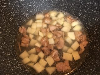 8、咖喱鸡肉土豆焗饭,倒入适量清水没过食材