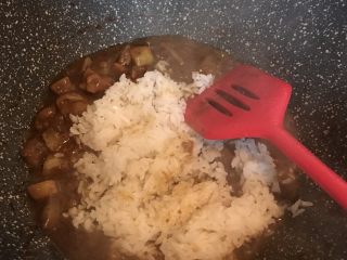 11、咖喱鸡肉土豆焗饭,倒入米饭翻拌均匀