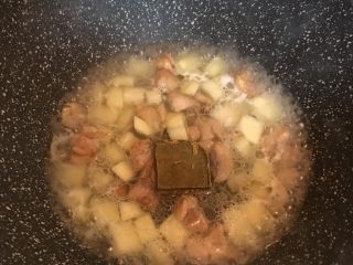 9、咖喱鸡肉土豆焗饭,水开后加入一块咖喱块