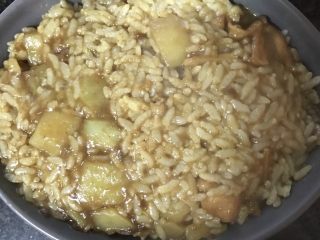 12、咖喱鸡肉土豆焗饭,盛入焗饭碗