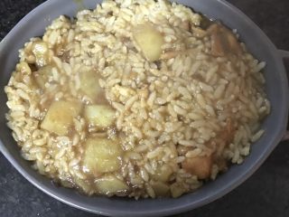 13、咖喱鸡肉土豆焗饭,将饭轻轻压平