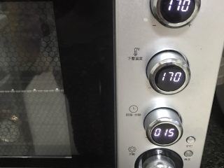 15、咖喱鸡肉土豆焗饭,放入烤箱中层上下火170度10-15分钟