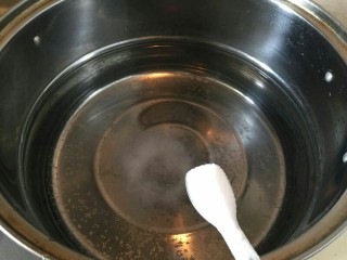 2、培根芝士茄汁意面????,拿一个大锅放入水，加入两勺盐，煮沸。