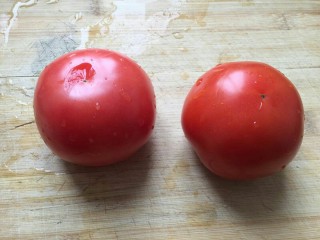 3、培根芝士茄汁意面????,番茄洗干净。