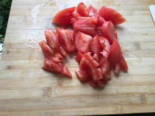 4、培根芝士茄汁意面????,切成小块，不用去皮。