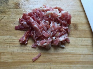 6、培根芝士茄汁意面????,也是切成小块。