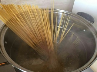 7、培根芝士茄汁意面????,把一面下入锅中煮8-10分钟