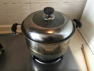 8、培根芝士茄汁意面????,慢慢煮面中