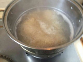 9、培根芝士茄汁意面????,主道你喜欢的硬度就可捞出了。