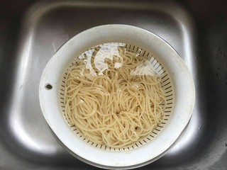 10、培根芝士茄汁意面????,煮好的意面过冷水更加弹牙好吃。