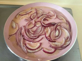 12、培根芝士茄汁意面????,把半个洋葱煸炒出香味。