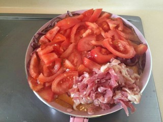 14、培根芝士茄汁意面????,加入小块培根