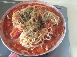 17、培根芝士茄汁意面????,放入少许黑胡椒粉。。这个时候可以加入芝士碎。，继续搅拌两分钟了，就可以盛盘了。