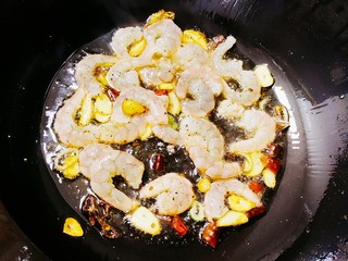 8、虾仁跑蛋,加入虾仁，翻炒