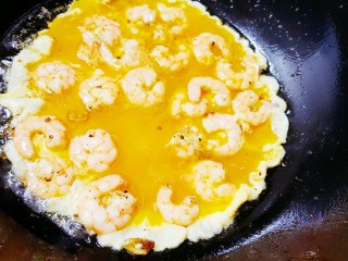 10、虾仁跑蛋,倒入打好的鸡蛋液