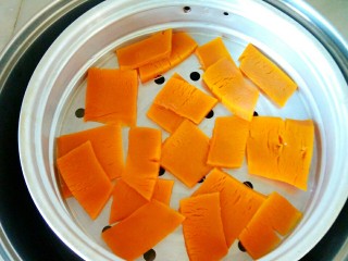 1、南瓜 花卷,南瓜切片,上锅蒸十分钟即可