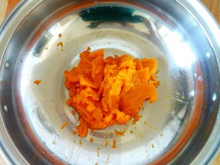 2、南瓜 花卷,把蒸熟的南瓜放入盆里