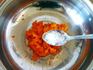 3、南瓜 花卷,加入白糖