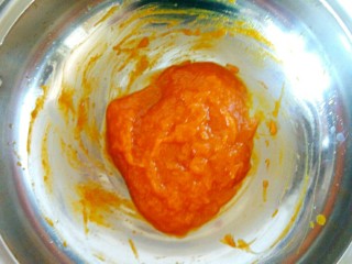 4、南瓜 花卷,用勺子压成泥