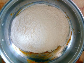 5、南瓜 花卷,加入面粉