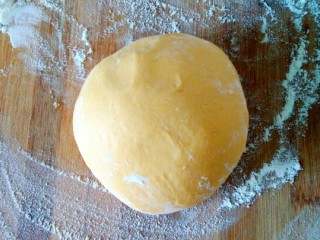 10、南瓜 花卷,把面放在面板上,揉成光滑面团