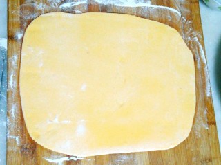 11、南瓜 花卷,把面团擀成薄片