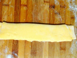 13、南瓜 花卷,把面卷起来