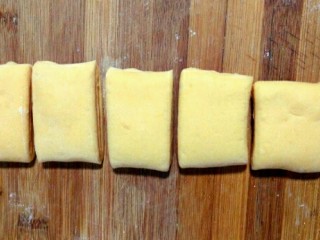 14、南瓜 花卷,均匀切成段