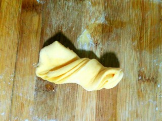 16、南瓜 花卷,把面拧两圈