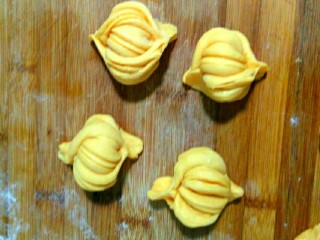 17、南瓜 花卷,在把两边捏住即可