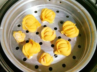 18、南瓜 花卷,把花卷放入锅里,