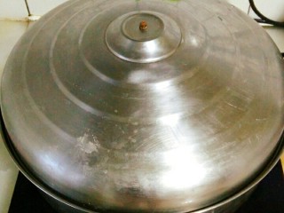 19、南瓜 花卷,盖上盖,二次醒发二十分钟,大火烧开,改中火蒸二十分钟,关火焖三分钟出锅。