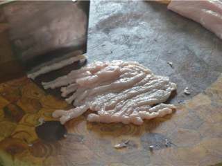 1、青椒肉丝,将里脊肉切成肉丝。