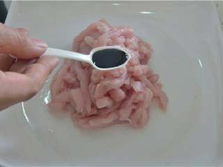 4、青椒肉丝,调入老抽酱油码味。