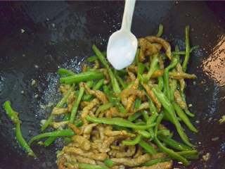 8、青椒肉丝,调入盐调味。