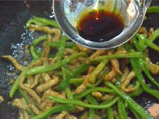 9、青椒肉丝,调入生抽酱油，翻炒均匀就可以了。