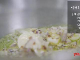 3、马铃薯沙拉三明治&炒虾杂菜沙拉,1-3 姜辣椒粒、橄榄油、蒜片、洋葱末搅拌均匀,倒入锅中炒香