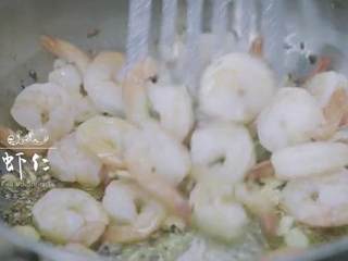 4、马铃薯沙拉三明治&炒虾杂菜沙拉,1-4 再加黄油融化,倒入虾仁